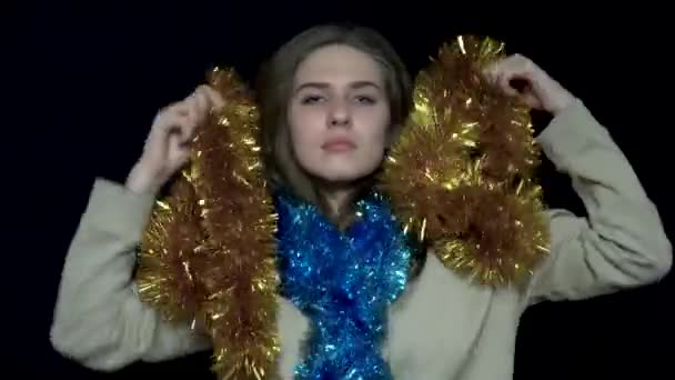 Jeune femme dansant avec une moule de Noël. Belle femme qui s'amuse à danser et à tromper. Fond noir isolé. Concept de Nouvel An — Video