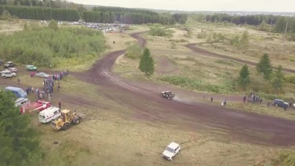 Extreme Motorsport of SUVs driving on country road. Clip. Vista superior de pista de carreras para SUV en bosque — Vídeos de Stock