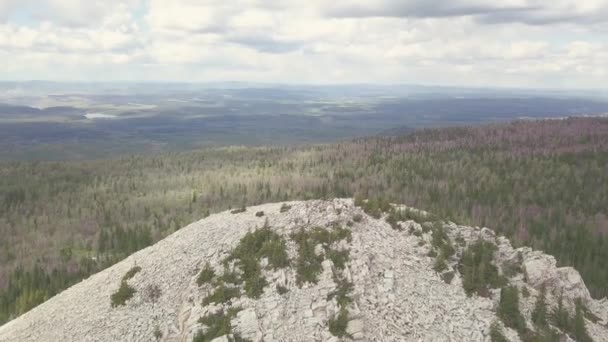 Bovenaanzicht van witte rock en panorama van dal met bossen. Clip. Landschap van heuvelachtige vallei met bewolkte hemel horizon — Stockvideo