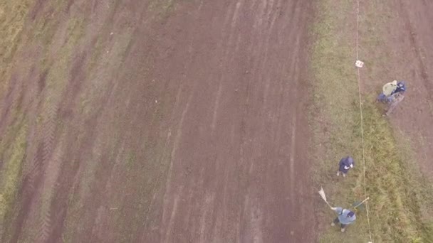 Finish line with man waving flag. Clip. SUV crossed finish line first in mud race — Stock Video