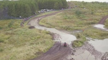 Quad bisiklet yarış pistinde görünümünü. Küçük. Quad bisiklet yarışları çamur, su birikintileri geçen en iyi görünümü. İkinci el motosiklet yarış