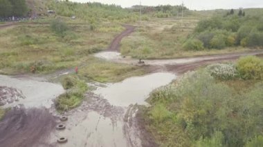 Quad bisiklet yarış pistinde görünümünü. Küçük. Quad bisiklet yarışları çamur, su birikintileri geçen en iyi görünümü. İkinci el motosiklet yarış