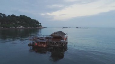 Panoramik üzerinde bir tropikal plaj bungalov deniz, iki nokta üst üste Adası, Karayip Denizi. Vurdu. Su güzel gökyüzü arka plan üzerinde Beach yazlık.