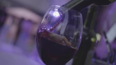 Ferahlatıcı sangria, yumruk meyve ve kırmızı şarap döktü yavaş cam içine. Çerçeve. Cam narenciye ile kırmızı şarap ile doldurulur.