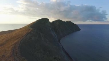 Hava harika kayalık uçurum Atlantik Okyanusu manzarası için. Vurdu. Güneşli bir günde ufuk taşlara görünümünden mavi deniz.
