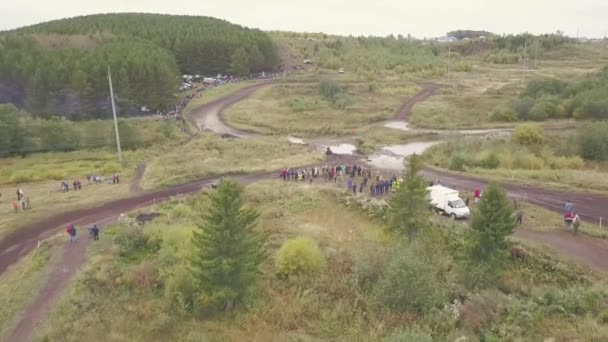 Blick auf die Rennstrecke auf Quads. Clip. Blick von oben auf Quads, die bei Rennen an Schlammpfützen vorbeifahren. Cross-Country-Motorrad-Rennen — Stockvideo