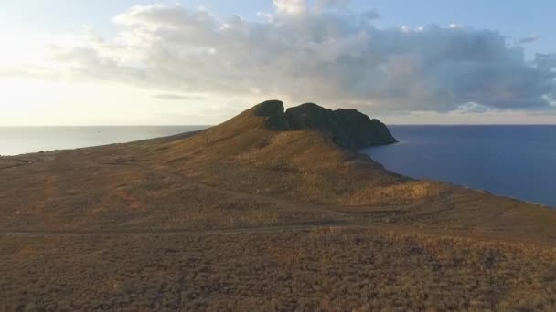 Anténa pro pohled Atlantský oceán z nádherné skalnaté útesy. Střela. Modré moře pohled ze skal na obzoru v slunečný den. — Stock video