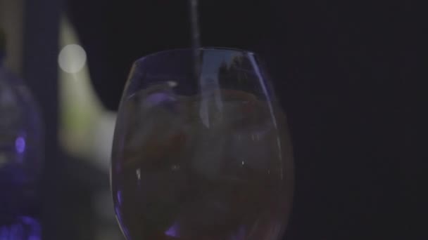 화이트 와인의 유리에 어두운 배경에서 조각으로 조각으로 닫습니다 흔들된 화이트 — 비디오