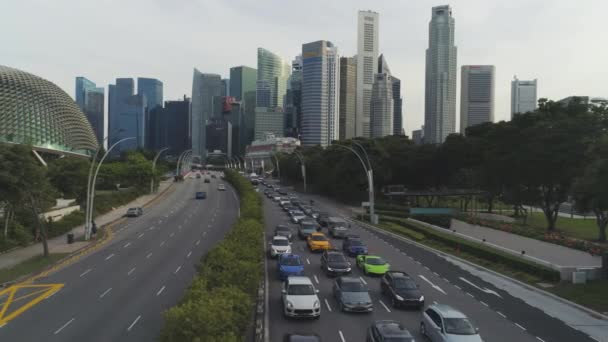 Traffic jam on a busy road of Singapore on cityscape background. Shot. Traffic jam at a highway in Singapore and modern buildings on background. — Stock Video