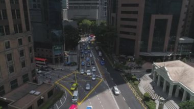 Arabalar bir trafikte büyük şehre Singapur'da sokak yaz güneşli bir günde reçel. Singapur şehir merkezinde bitirim ikili.