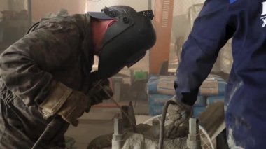 Koruyucu maske metal inşaat, fabrikada kavramı kaynak kişi erkek. Çerçeve. Atölyede çalışan kaynakçı yakın çekim.