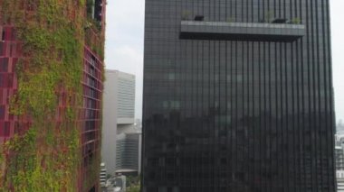 Kuşlar merkezi iş bölgesi Singapur ve sıradışı Ivy cephe hotel görünümü göz. Vurdu. Modern kentsel cityscape ve kırmızı duvarlar otel onlara Singapur yeşil sarmaşık olan yüksek yoğunluklu binalar.