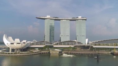 Marina Bay Sands resort Singapur bulutlu mavi gökyüzü altında için hava. Vurdu. Singapur manzarası ve Marina Bay Sands havadan görünümü.
