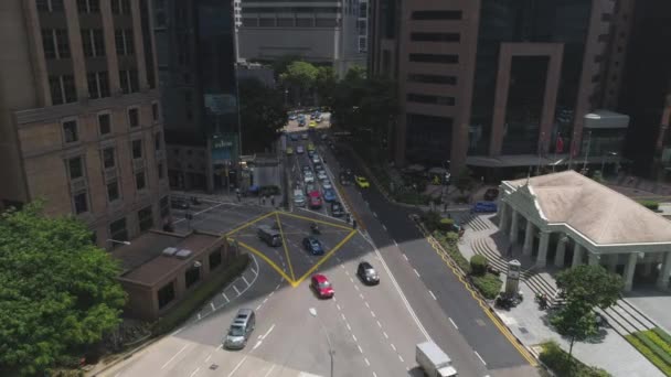 Zwaar verkeer gaat via de centrale straten van Singapore. Schot. Drukke wegen in Singapore rush Hour op prachtige architectuur achtergrond. — Stockvideo