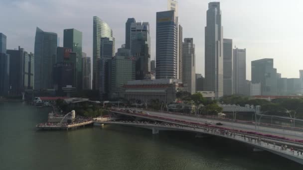 Merlion Park ve Singapur cityscape ünlü çeşmesinin heykeli. Vurdu. Merlion çeşme su Singapur ağızlı. — Stok video
