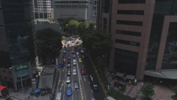 Mașini într-un blocaj de trafic pe strada mare a orașului din Singapore în ziua însorită de vară. Împuşcat. Ora de Rush în centrul orașului Singapore . — Videoclip de stoc