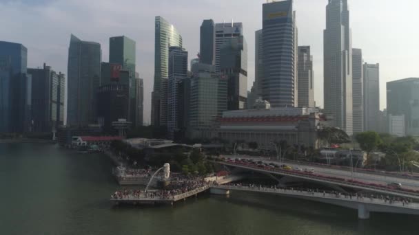 シンガポール中心地の表示: 1 つのフラトン ホテルの背景に金融の塔とマーライオン ライオン噴水彫刻。ショット。マーライオン公園、シンガポール市街のスカイラインのマーライオン像. — ストック動画