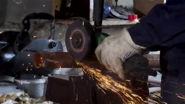 重工业工人用角度磨床切割钢材, 高速视频。框架。工人与角度磨床和防护手套切割金属, 产生热火花. — 图库视频影像