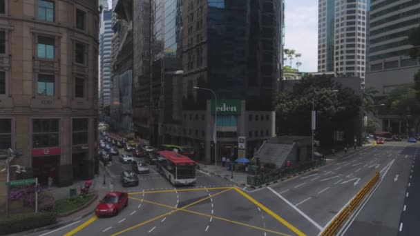 상점과 교통 체증과 함께 싱가포르 시내 거리의 모습. 총. 하루 동안, 운동 시에 자동차의 시내 교통. — 비디오
