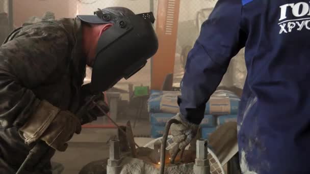 공장 노동자 보호 마스크와 금속을 용접 하는 제복. 프레임입니다. 하드 작업 과정에서 남자 용접기 용접 금속 워크숍에서 용접 기계. — 비디오