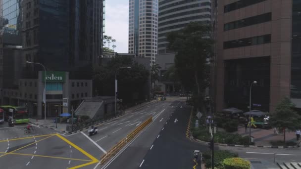 Vista das ruas do centro de Singapura com lojas e tráfego pesado. Atingido. Tráfego na cidade durante o dia, movimento de carros na cidade . — Vídeo de Stock