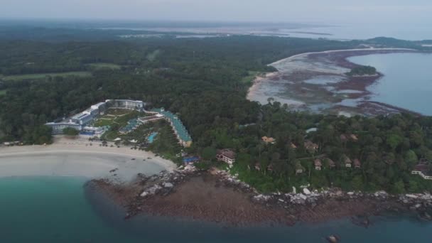 Vista aérea de la hermosa playa tropical con complejo hotelero rodeado de árboles verdes. Le dispararon. Destino paradisíaco para vacaciones en hotel de lujo cerca del mar . — Vídeo de stock