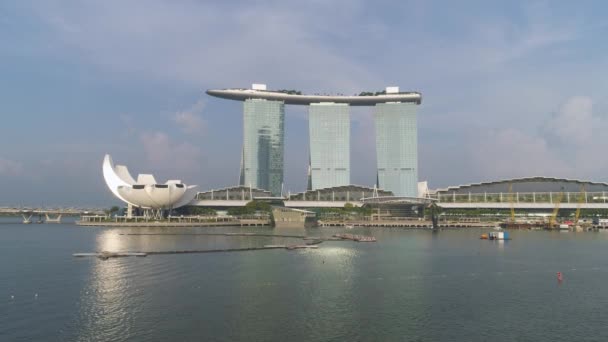 Luchtfoto van Marina Bay Sands resort onder bewolkte blauwe hemel in Singapore. Schot. Singapore skyline en luchtfoto van Marina Bay Sands. — Stockvideo