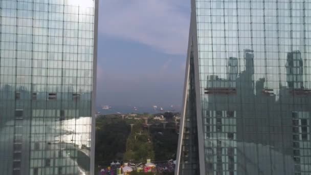 Close-up voor Marina Bay Sands, Singapore en prachtige stadsgezicht in zonnige dag. Schot. Drie torens van de Marina Bay Sands Ressort tegen een bewolkte hemel. — Stockvideo