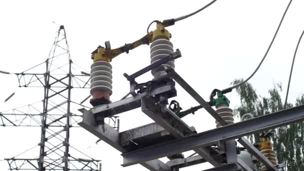 Elektrische onderstation apparatuur: elektriciteit transmissielijn, aardingsschakelaar. Frame. Aardingsschakelaar en een lijn van de macht op de hemelachtergrond. — Stockvideo