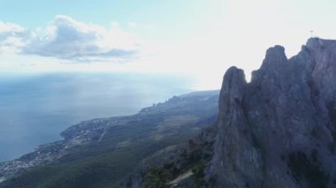 Denizde hava görünümünü yüksek rock. Vurdu. Muhteşem Güney deniz manzara