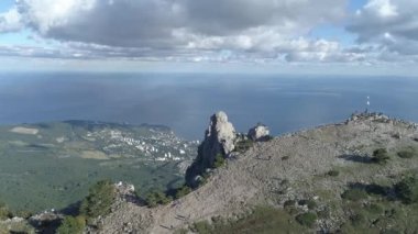 Huzurlu çayır ve denize karşı dağın üzerinden şehir görüntüsü. Vurdu. Hava deniz manzara