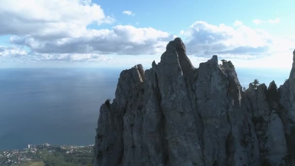 Cliff muito alto com mar calmo abaixo. Atingido. Vista incrível sob céu azul nublado — Vídeo de Stock