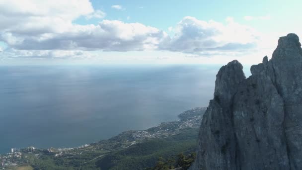 Luftaufnahme vom hohen Felsen auf dem Meer. Schuss. wunderbare südliche Meereslandschaft — Stockvideo