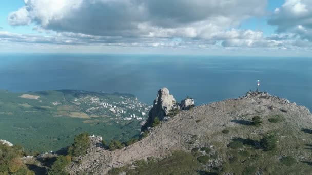 Peaceful meadow and view of the city from the mountain against the sea. Shot. Aerial of the marine landscape — Stock Video