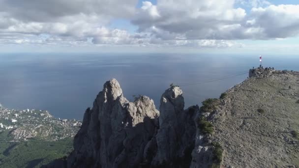 Hohe Klippen mit einem Meer im Hintergrund. Schuss. schöne Luftaufnahme. — Stockvideo