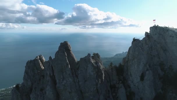 Aéreo das montanhas e costa da paisagem marinha. Atingido. Vista maravilhosa do Mar Negro . — Vídeo de Stock