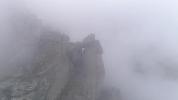 Primer plano de rocas gigantes con árboles en la niebla matutina. Le dispararon. Majestuoso paisaje de montaña . — Vídeos de Stock