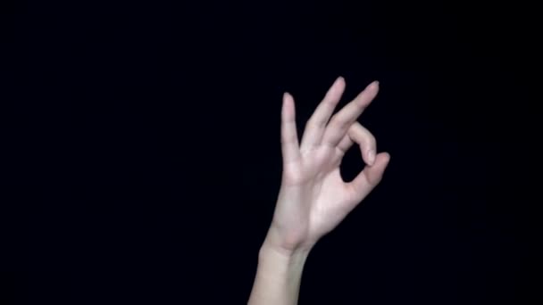 手还好标志。拇指和食指形成确定的标志。手势和手势的手。黑色被隔绝的背景 — 图库视频影像