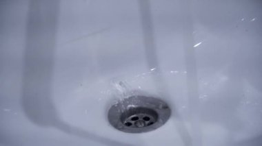 Lavabo drenaj su ile Close-up. Temizlenmiş metal yeni pırıltılar gibi drenaj lavabo. Banyo yapmak onları yeni ürünler Temizleme