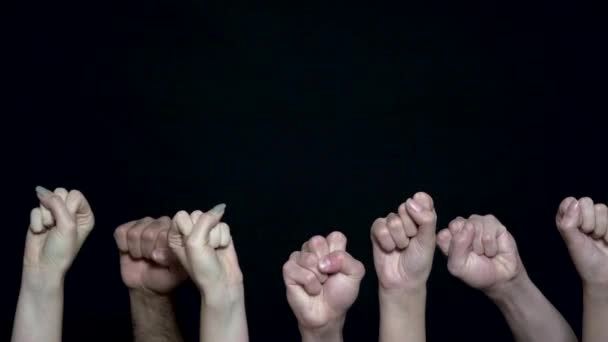 Menschenmassen mit Siegeszeichen. Die Nahaufnahme vieler Hände mit erhobenen Fäusten änderte sich dann zum Zeichen des Sieges. Metapher von Krieg und Frieden — Stockvideo