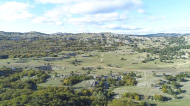 Üstten görünüm Vadisi'nin kalbinde kayalık. Vurdu. Panoramik manzara dağ vadinin güneşli. Yeşil dağlık arazi görünümü ile kayalar şehrinin semtleri