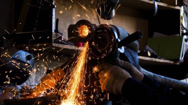 İşçi kesme metal taşlama ile yakın çekim. Çerçeve. Demir taşlama sırasında yol açtı. Dairesel kesme diski metalden keser