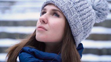 Kış göğe bakarak profil kadında. Rüya gibi bakışla genç çekici kadın