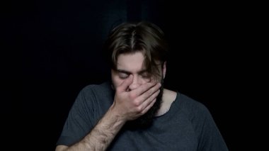 Sakallı hapşırma. Sakallı adam, gözleri kapalı hapşırmak için gidiyor. Alerjik hapşırma veya soğuk bir belirtisi olarak hapşırma