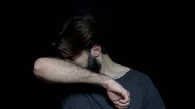 Sakallı adam ter kokuyor. Genç adam sonra koltukaltı kokusu tiksinti. Hoş olmayan bir koku, antiperspirants için ihtiyaç