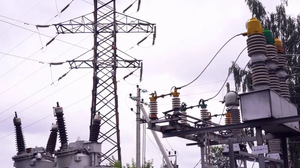 Lignes électriques et poteaux électriques. Cadre. Lignes à haute tension sur fond de stations de distribution électrique — Photo