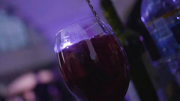 Barman mixing slice of orange into glass of cocktail. Frame. Dizzying stirring of slices of citrus in red wine cocktail. Close-up of mixing red wine with orange slices in nightclub — Stock Photo, Image