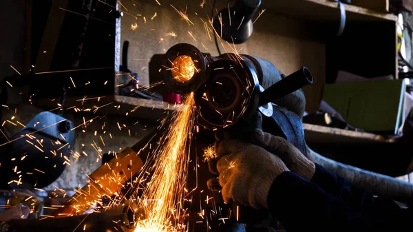 Közeli kép a munkavállaló fém vágásához és daráló. Keret. Szikra vas csiszolás közben. Körkörös Vágótárcsa darabok, fém — Stock Fotó
