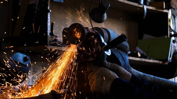 Közeli kép a munkavállaló fém vágásához és daráló. Keret. Szikra vas csiszolás közben. Körkörös Vágótárcsa darabok, fém — Stock Fotó