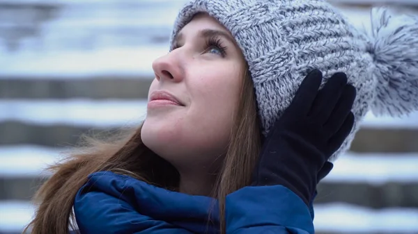 Kobieta w profilu, patrząc w niebo zima. Młoda atrakcyjna kobieta z rozmarzone spojrzenie — Zdjęcie stockowe
